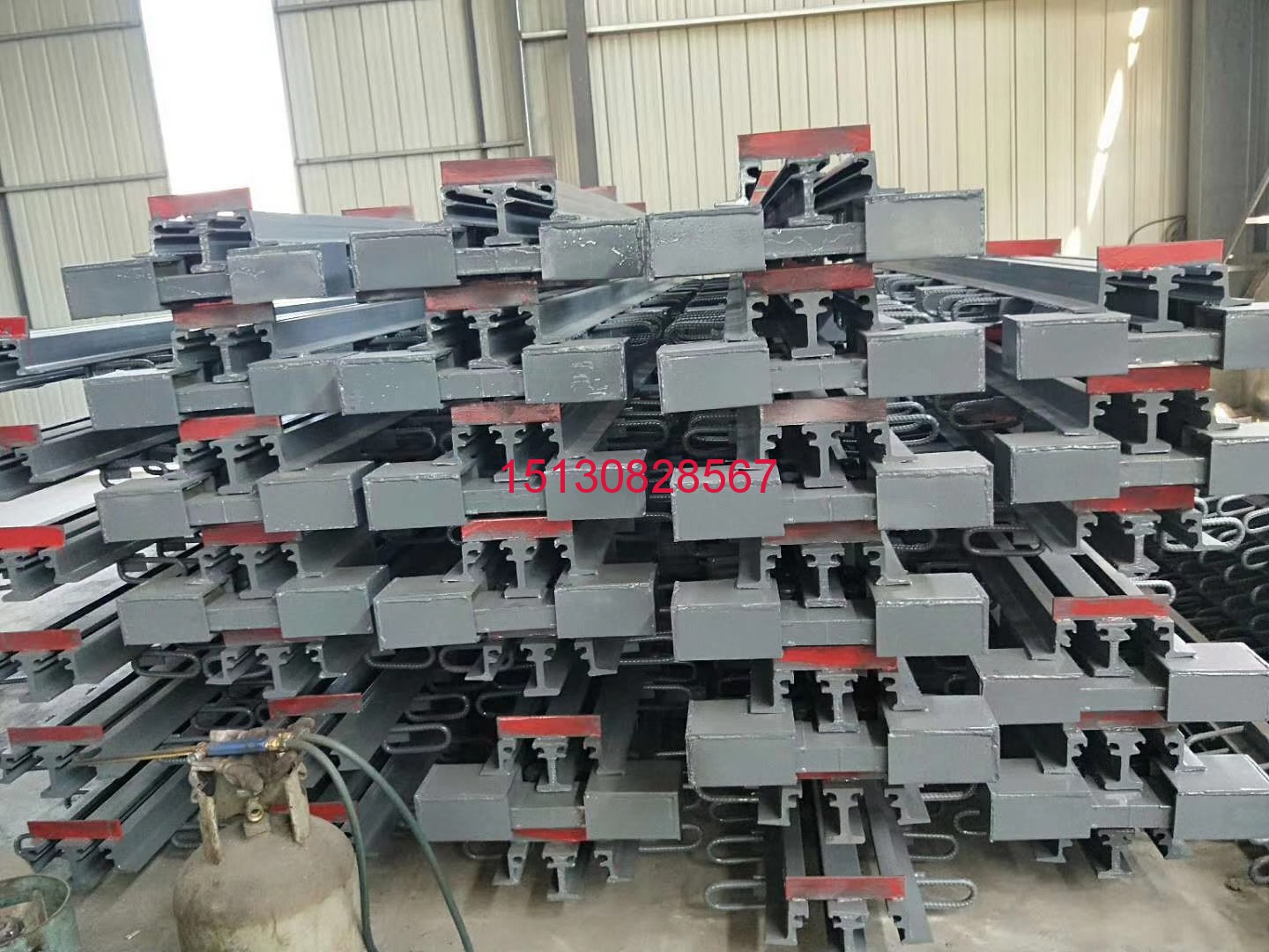 橡塑*標(biāo)橋梁伸縮縫 模數(shù)式橋梁伸縮縫生產(chǎn)**