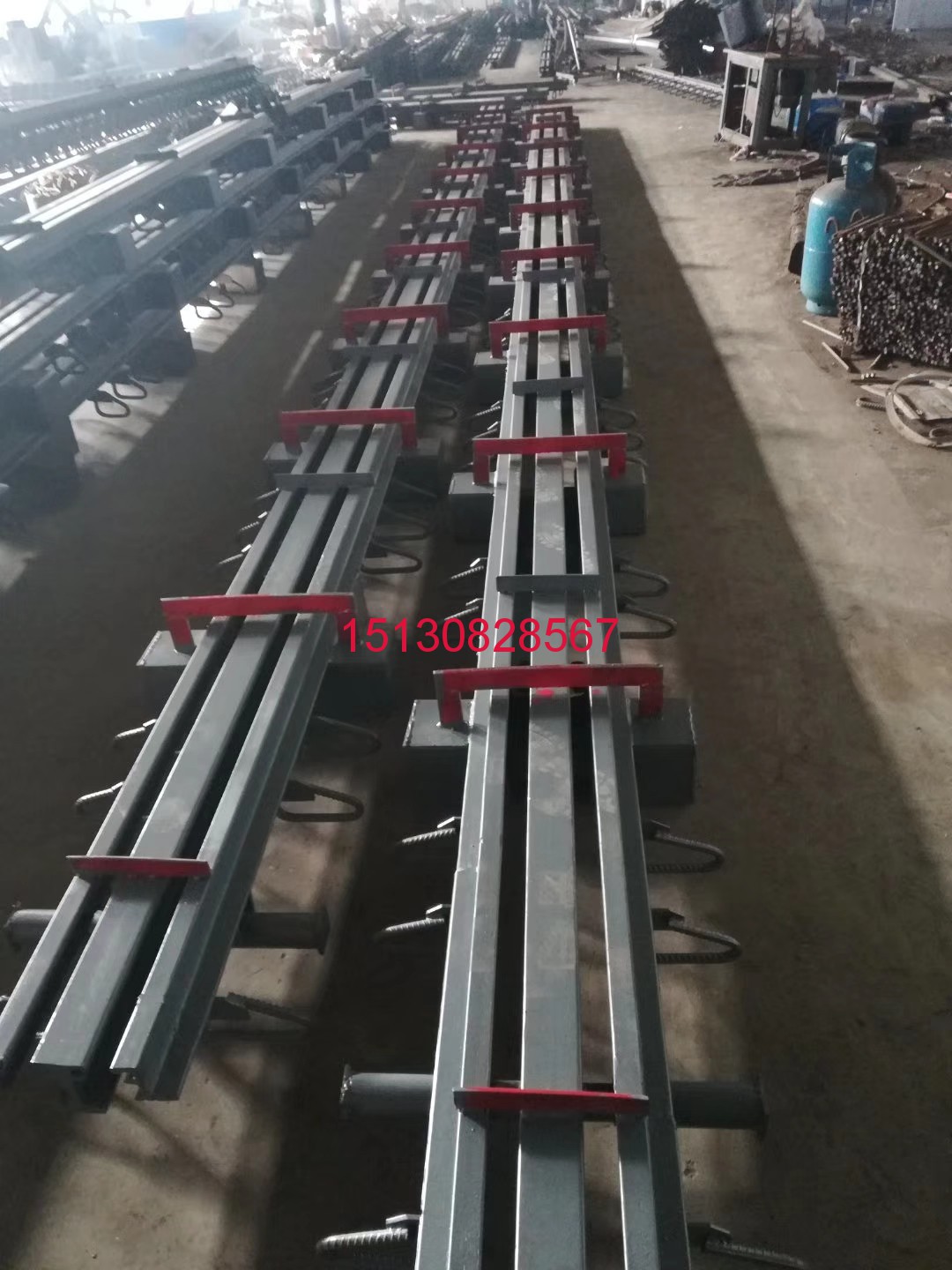 橡塑*標(biāo)橋梁伸縮縫 模數(shù)式橋梁伸縮縫生產(chǎn)**